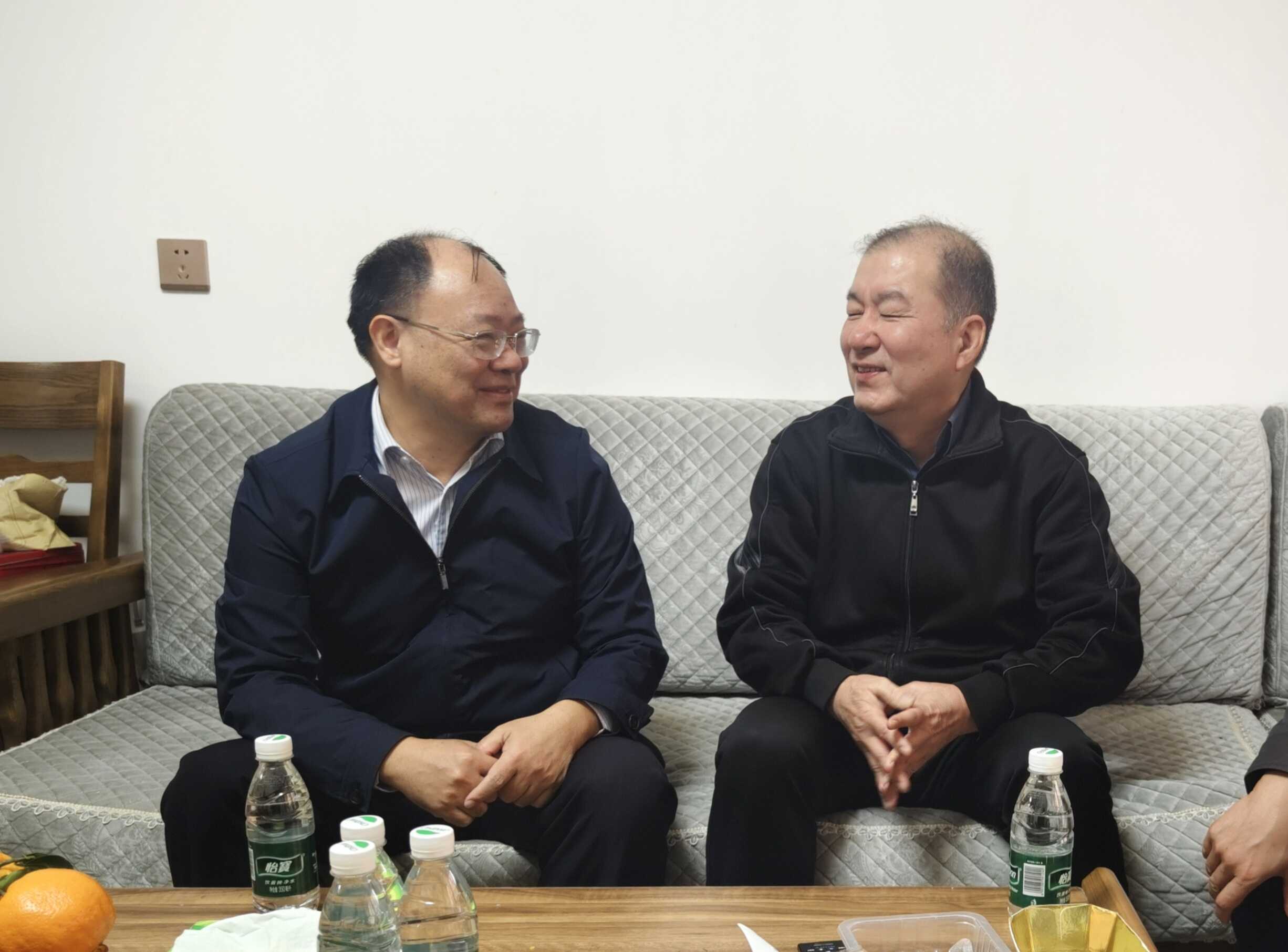 图为足球比分网
党组成员、副局长赖永东一行慰问退休干部.png