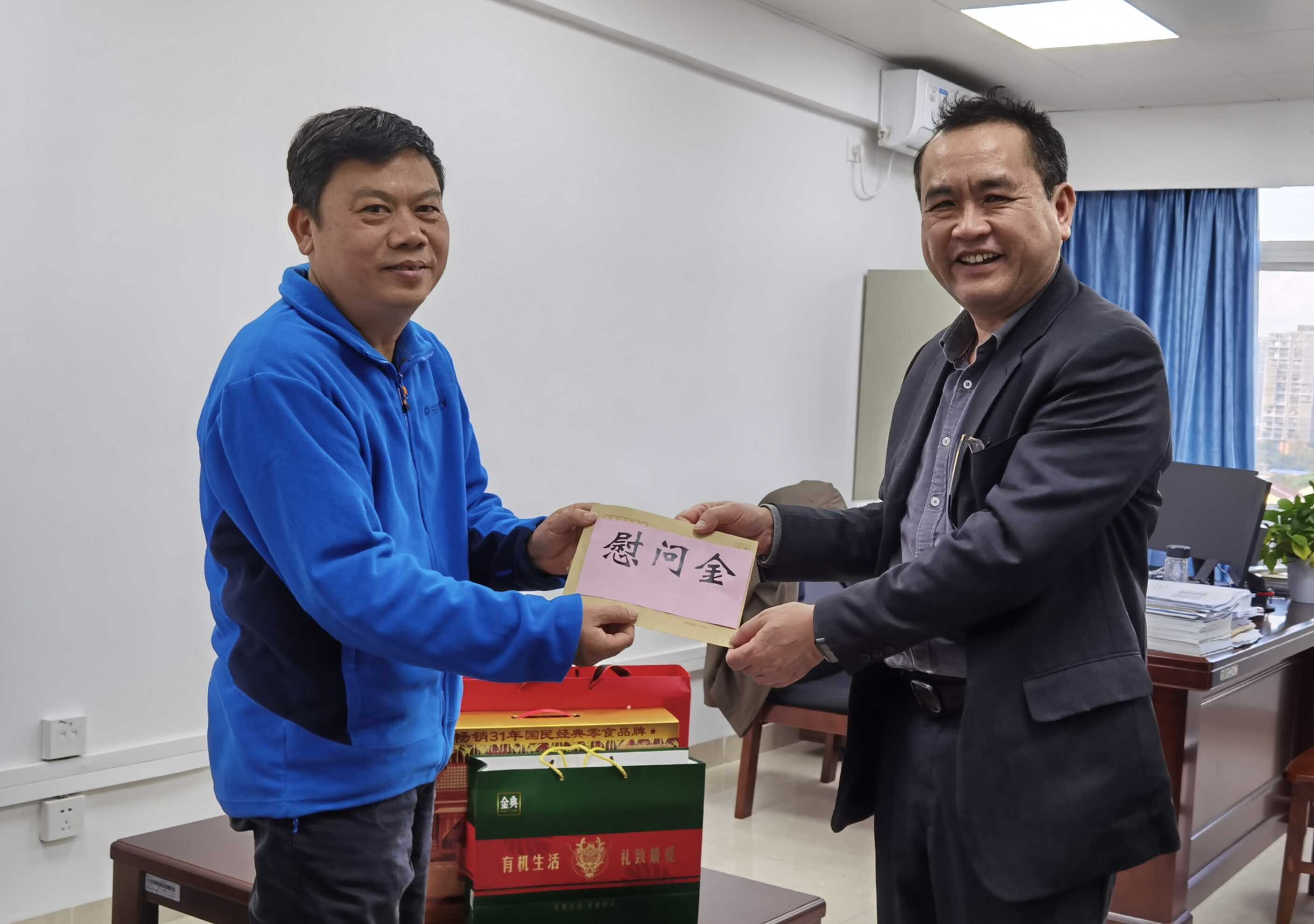 图为足球比分网
党组成员、副局长徐广保一行慰问退休干部.png