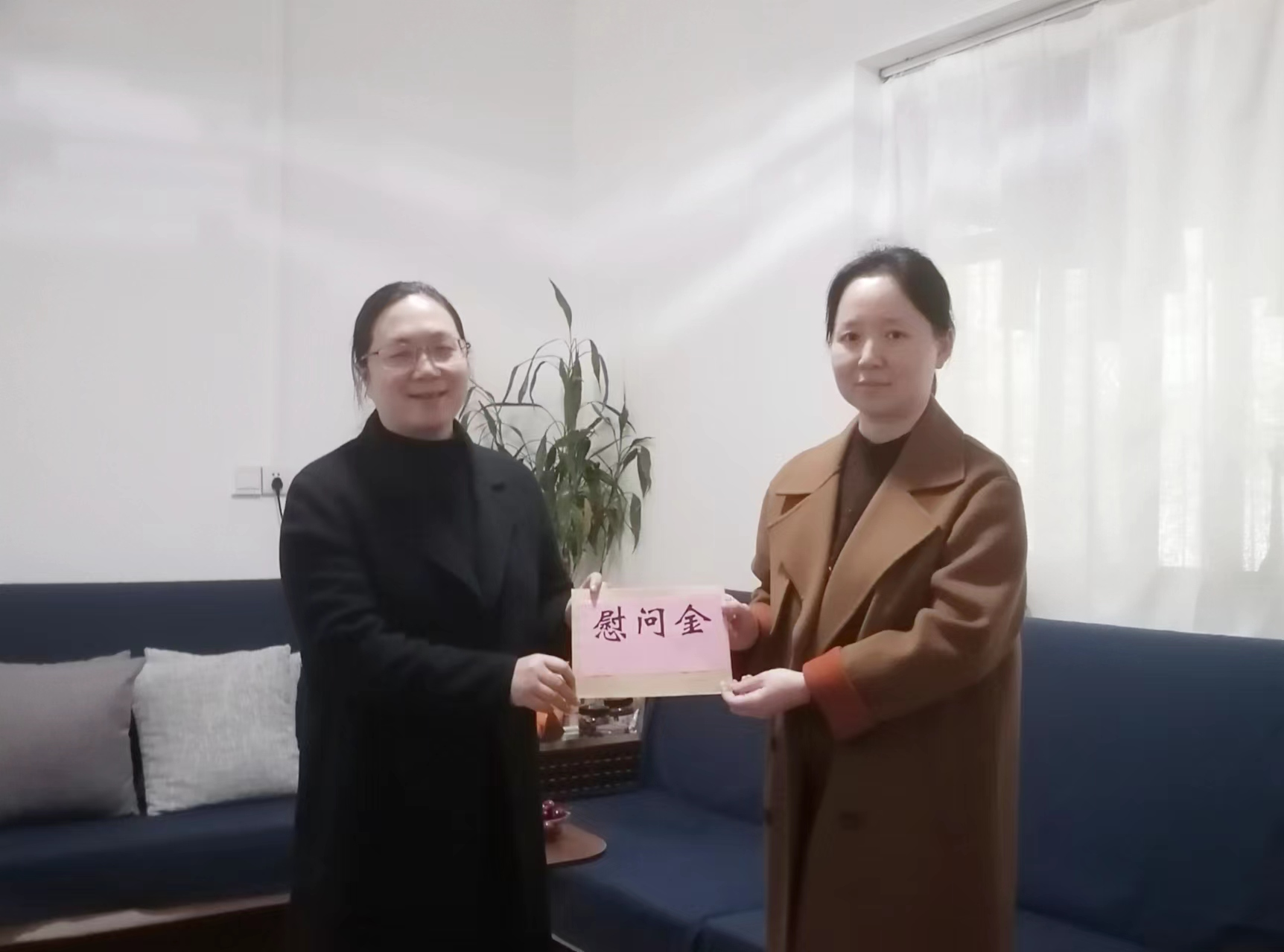 图为足球比分网
党组成员、副局长姚方一行慰问退休干部.png